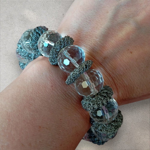 Women's bracelet like new with transparent stones and silver color