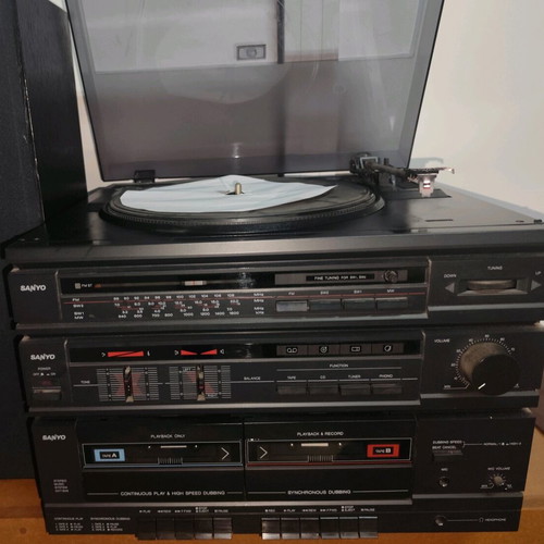 Sanyo stereo system used with original speakers