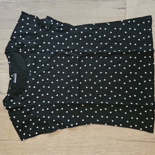 Short Sleeve T-shirt size L with heart print like new, black and white