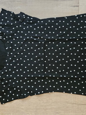 Short Sleeve T-shirt size L with heart print like new, black and white