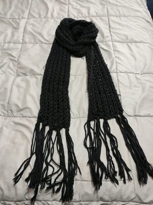 Κασκόλ χειροποίητο πλεκτό μαύρο μεταχειρισμένο με φθορές