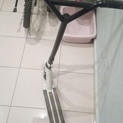 Children's scooter used, ideal for elementary school tricks