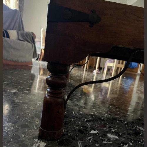 Τραπεζάκι σαλονιού με τζάμι από ινδικό ξύλο σαν καινούργιο