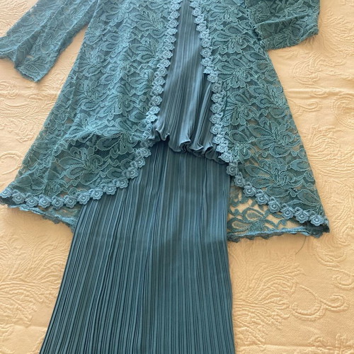 Abiye set like new, long pleated skirt, pleated top and lace jacket petrol color