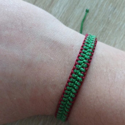 Macrame bracelet new with adjustable size, red and green