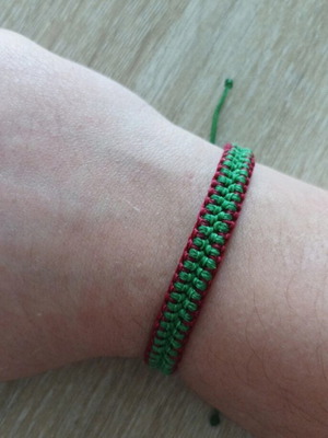 Macrame bracelet new with adjustable size, red and green