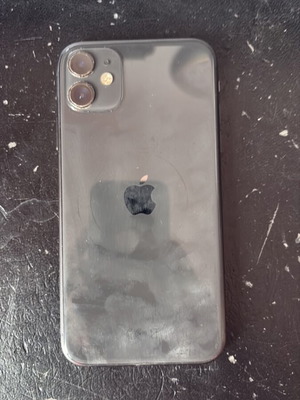 iPhone 11 μαύρο 64GB σαν καινούργιο με υγεία μπαταρίας 72%