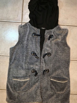 Γυναικείο γκρι γιλέκο Τζενη fashion με κουκούλα και κουμπιά μοντγκόμερι σαν καινούργιο