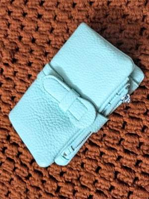 Women's wallet like new with multiple compartments and zipper
