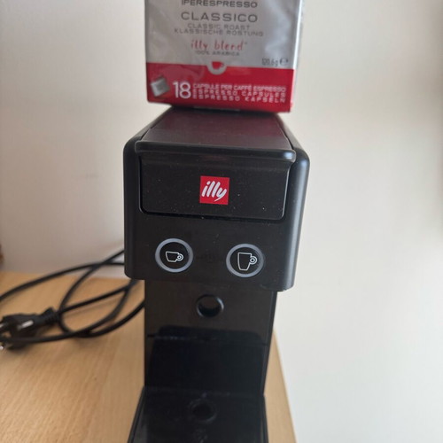 Illy Iperespresso coffee maker like new with capsules