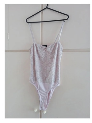 White lace bodysuit like new, size S
