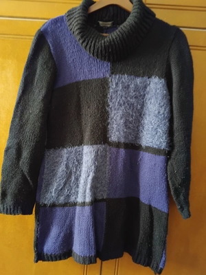 Knitted turtleneck sweater used, black and purple with unique texture