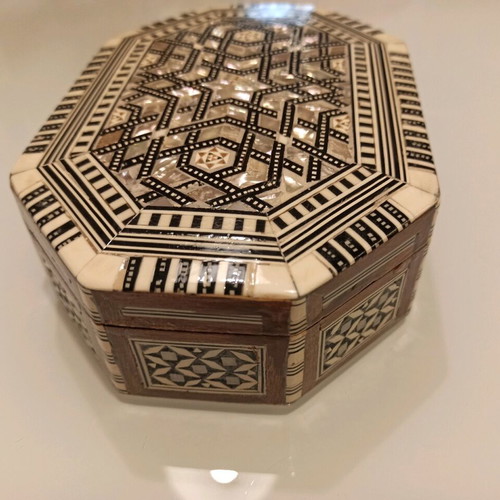 Handmade wooden oriental box like new with mother of pearl 18.5x13.5 cm