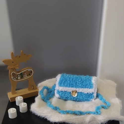 Shoulder bag new, blue plush with gold clasp and chain
