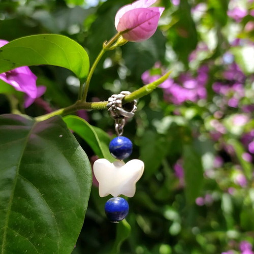 Pendant with mother-of-pearl and lapis lazuli used