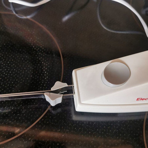 Electric Knife used with two blades and wall mount