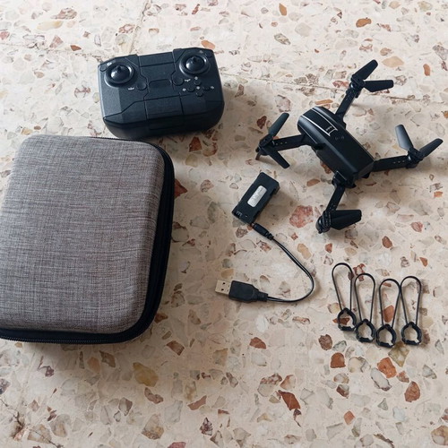 Quadcopter drone like new with battery, remote control and accessories