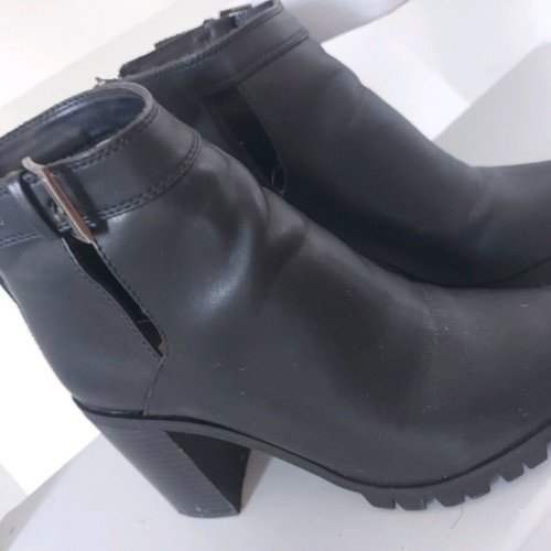 Black ankle boots with heel Pull & Bear like new condition