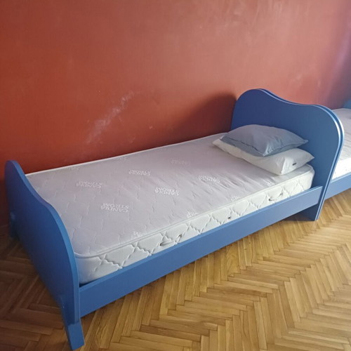Beds for children's and teen room like new, set of 2 with mattresses