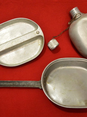 Υλικά εστιάσεως USA του Β΄ΠΠ μεταχειρισμένα, καραβάνες 1945 & υδροδοχείο 1942