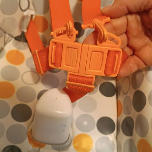 FreeOn folding baby high chair like new with 5-point safety harness