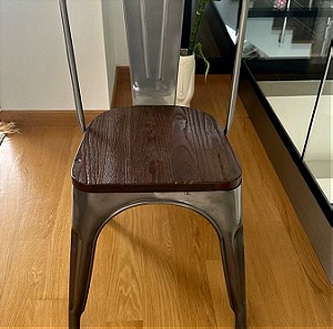 Καρέκλα για εσωτερικό ή εξωτερικό χώρο.