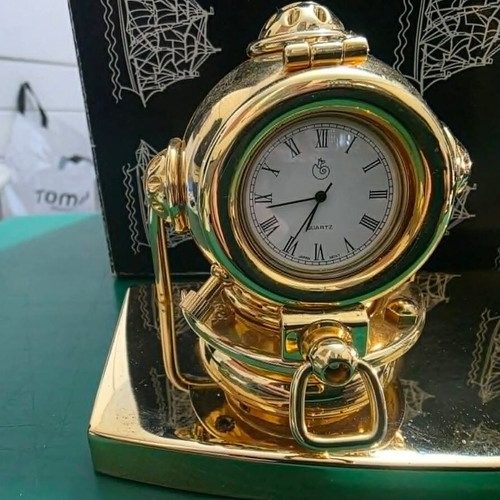 Quartz desk clock set with pen holder