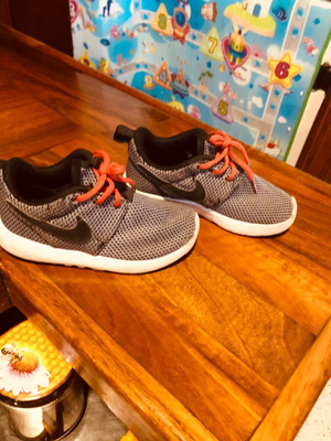 Nike kids athletic shoes used, size 26 narrow fit