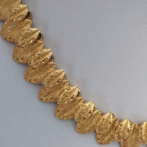 Vintage leaf necklace with clip-on earrings like new, gold tone