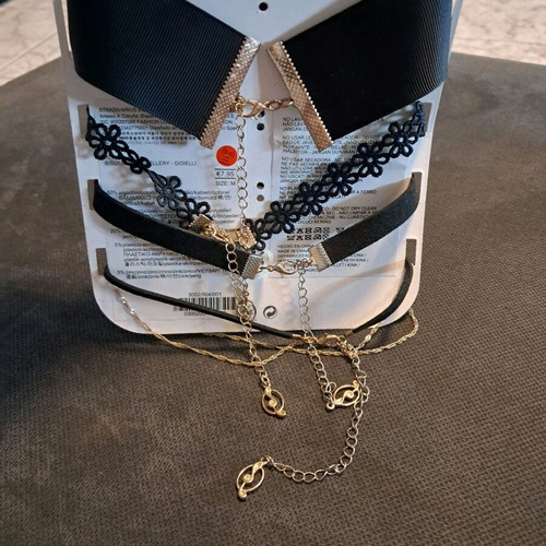 Stradivarius choker set of 4 new, black and white
