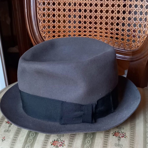 Vintage Burberrys wool hat mint condition, gray and black
