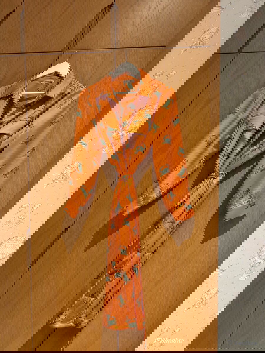 млякобяло оранжево рокля с раци € 47,00