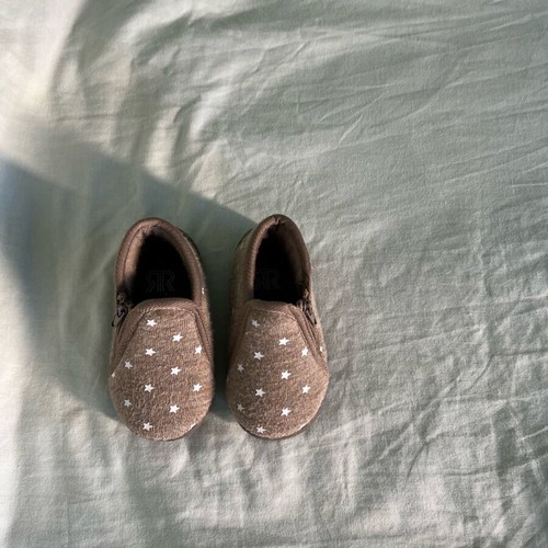 LaRedoute baby slippers like new, brown/beige with white stars, size 19