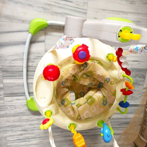 Baby jumper like new with colorful toys and 360-degree rotation