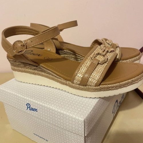 Parex beige platform sandals size 40 like new with gold buckle