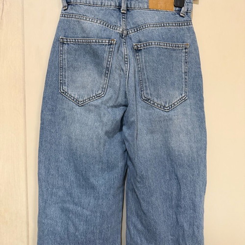 Straight fit jean Stradivarius like new, blue with knee rips