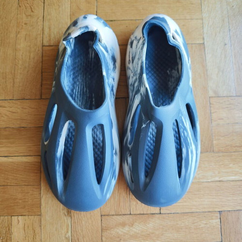 Foam Slip-On Shoes like new, size 46, marble gray and white