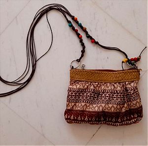 Μικρή boho πάνικη τσάντα χιαστί με χάντρες σε καφέ χρώμα