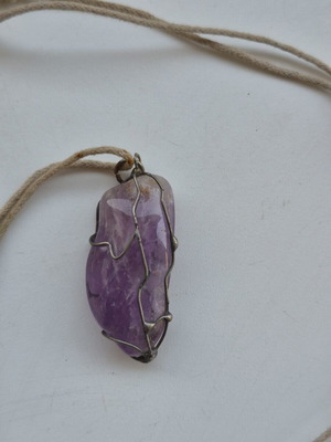 Amethyst pendant with wire design