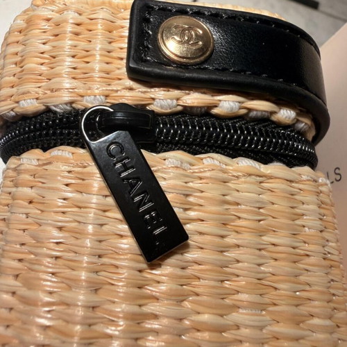 Chanel Beauté Les Beiges Cosmetic Bag new, straw design with box