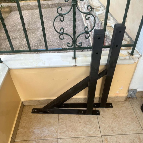 Wall-mounted pull-up bar like new