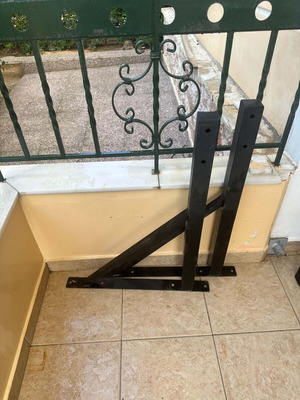 Wall-mounted pull-up bar like new