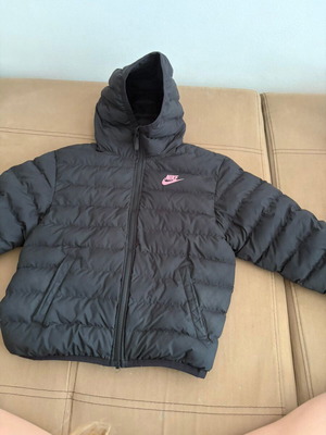 Nike Sportswear kids' puffer jacket, black with pink logo