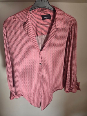 BSB short shirt with rotten apple tie like new