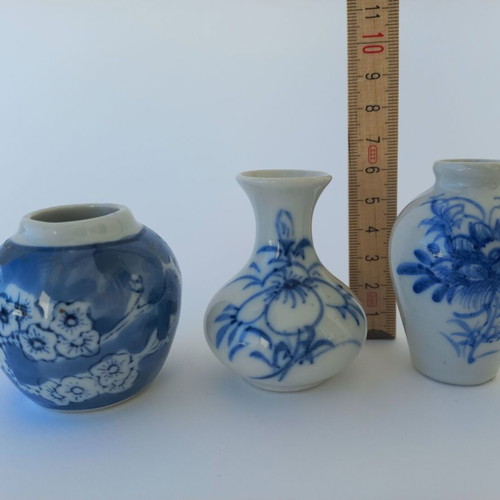 Set of 3 Japanese porcelain miniature vases like new
