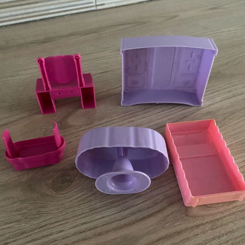 Dollhouse furniture with 2 figures used