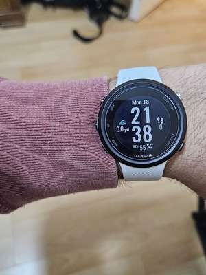 Garmin Swim 2 смартчасовник употребяван с кабел за зареждане