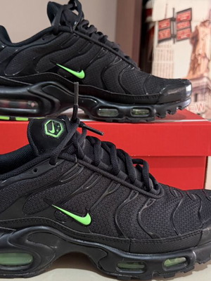 Nike Air Max TN sneakers like new, size 42, black