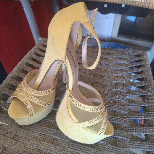 Tulipano yellow pumps like new size 39 with rhinestones