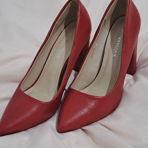 Red pumps size 36 with embossed croco texture, Diamantique, like new